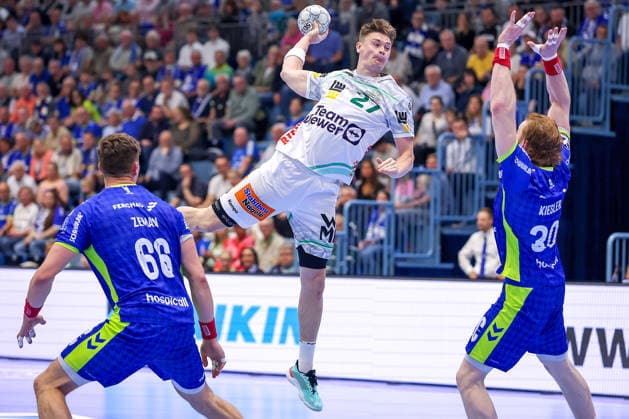 30.04.2026, Handball, 1. HBL, VfL Gummersbach - Frisch Auf! Göppingen, Saison 2025 2026 Herren, Schwalbe-Arena: Oskar Sunnefeldt (Frisch Auf Göppingen 27) wirft den Ball auf das Tor gegen Stepan Zeman (VfL Gummersbach 66) Tom Kiesler (VfL Gummersbach 30) Nordrhein-Westfalen Deutschland