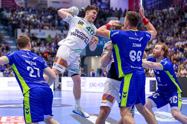 30.04.2026, Handball, 1. HBL, VfL Gummersbach - Frisch Auf! Göppingen, Saison 2025 2026 Herren, Schwalbe-Arena: Elias Newel (Frisch Auf Göppingen 40) wirft den Ball auf das Tor gegen Kristjan Horzen (VfL Gummersbach 27) Stepan Zeman (VfL Gummersbach 66) Tom Kiesler (VfL Gummersbach 30) Nordrhein-Westfalen Deutschland