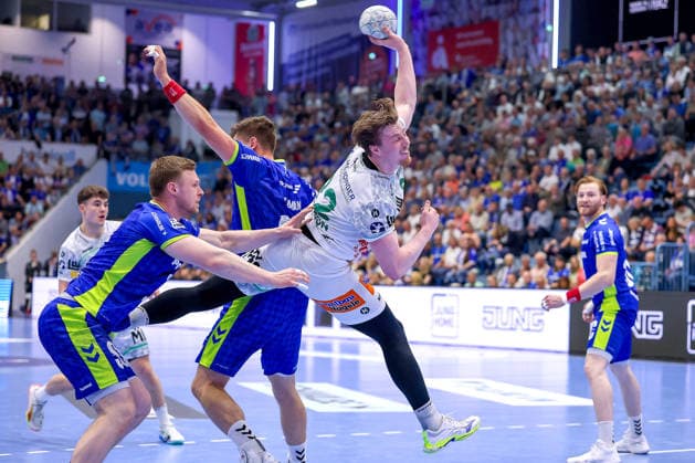 30.04.2026, Handball, 1. HBL, VfL Gummersbach - Frisch Auf! Göppingen, Saison 2025 2026 Herren, Schwalbe-Arena: Erik Persson (Frisch Auf Göppingen 22) wirft den Ball auf das Tor Nordrhein-Westfalen Deutschland