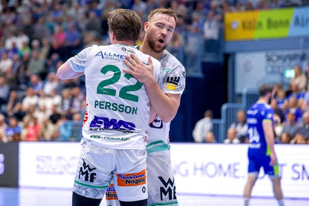 30.04.2026, Handball, 1. HBL, VfL Gummersbach - Frisch Auf! Göppingen, Saison 2025 2026 Herren, Schwalbe-Arena: Kentin Mahe (VfL Gummersbach 22) xg25 jubelnd zusammen Nordrhein-Westfalen Deutschland