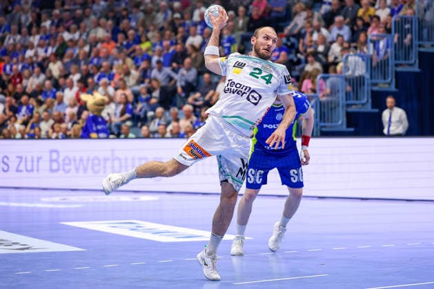 30.04.2026, Handball, 1. HBL, VfL Gummersbach - Frisch Auf! Göppingen, Saison 2025 2026 Herren, Schwalbe-Arena: Marcel Schiller (Frisch Auf Göppingen 24) wirft den Ball auf das Tor Nordrhein-Westfalen Deutschland