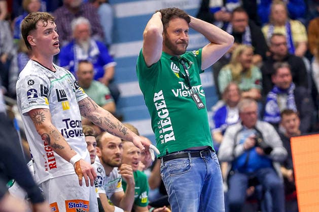 30.04.2026, Handball, 1. HBL, VfL Gummersbach - Frisch Auf! Göppingen, Saison 2025 2026 Herren, Schwalbe-Arena: Cheftrainer Benjamin Matschke (Frisch Auf Göppingen hc) gestikulierend am Spielfeldrand Nordrhein-Westfalen Deutschland