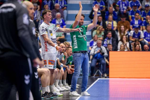 30.04.2026, Handball, 1. HBL, VfL Gummersbach - Frisch Auf! Göppingen, Saison 2025 2026 Herren, Schwalbe-Arena: Cheftrainer Benjamin Matschke (Frisch Auf Göppingen hc) gestikulierend am Spielfeldrand Nordrhein-Westfalen Deutschland