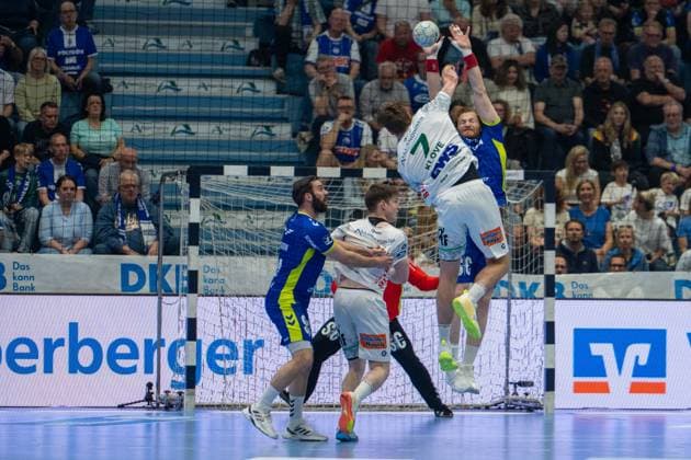 Victor Kloeve, Rueckraum, (Frisch Auf Goeppingen 7), Tom Kiesler, Rueckraum, (VfL Gummersbach 30), VfL Gummersbach vs. Frisch Auf! Goeppingen, Daikin Handball Bundesliga, Herren , 30. Spieltag, 30.04.2026 Gummersbach NRW Deutschland