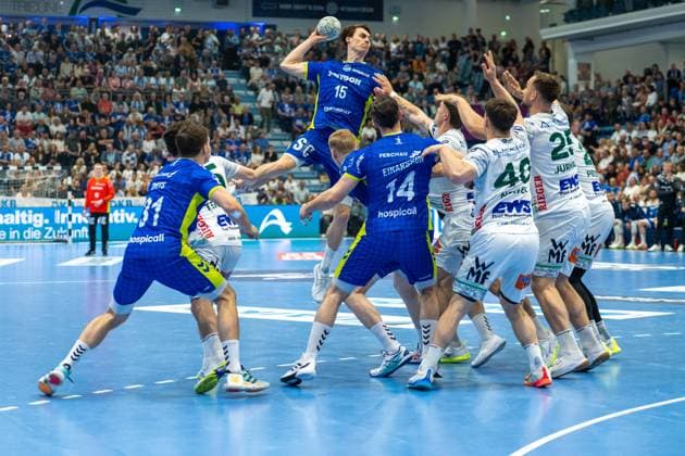 Miro Schluroff, Rueckraum, (VfL Gummersbach 15), Kay Smits, Rueckraum, (VfL Gummersbach 31), Elias Newel, Rueckraum, (Frisch Auf Goeppingen 40), VfL Gummersbach vs. Frisch Auf! Goeppingen, Daikin Handball Bundesliga, Herren , 30. Spieltag, 30.04.2026 Gummersbach NRW Deutschland