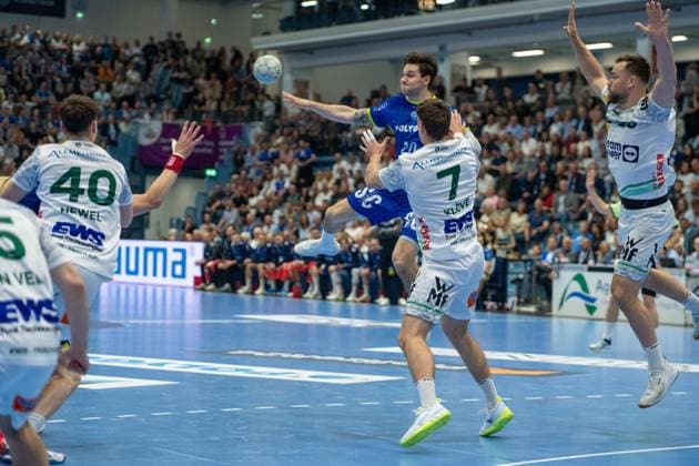 Ludwig Hallbaeck, Rueckraum, (VfL Gummersbach 20), Victor Kloeve, Rueckraum, (Frisch Auf Goeppingen 7), Elias Newel, Rueckraum, (Frisch Auf Goeppingen 40), VfL Gummersbach vs. Frisch Auf! Goeppingen, Daikin Handball Bundesliga, Herren , 30. Spieltag, 30.04.2026 Gummersbach NRW Deutschland