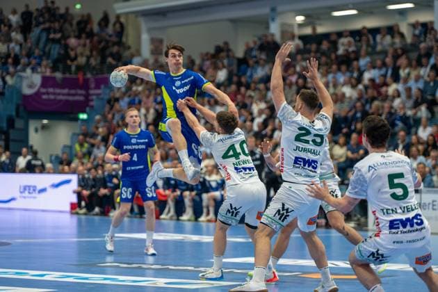 Miro Schluroff, Rueckraum, (VfL Gummersbach 15), Elias Newel, Rueckraum, (Frisch Auf Goeppingen 40), Ludvig Jurmala, Kreislaufer, (Frisch Auf Goeppingen 25), VfL Gummersbach vs. Frisch Auf! Goeppingen, Daikin Handball Bundesliga, Herren , 30. Spieltag, 30.04.2026 Gummersbach NRW Deutschland