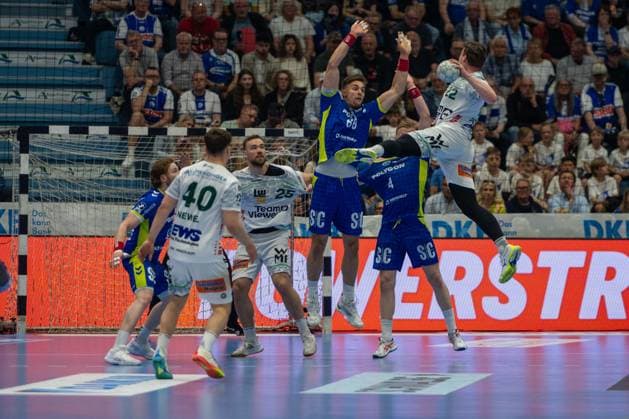 Elias Newel, Rueckraum, (Frisch Auf Goeppingen 40), Erik Persson, Rueckraum, (Frisch Auf Goeppingen 22), VfL Gummersbach vs. Frisch Auf! Goeppingen, Daikin Handball Bundesliga, Herren , 30. Spieltag, 30.04.2026 Gummersbach NRW Deutschland