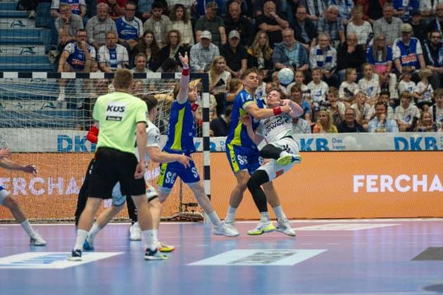 Erik Persson, Rueckraum, (Frisch Auf Goeppingen 22), Tom Kiesler, Rueckraum, (VfL Gummersbach 30), VfL Gummersbach vs. Frisch Auf! Goeppingen, Daikin Handball Bundesliga, Herren , 30. Spieltag, 30.04.2026 Gummersbach NRW Deutschland