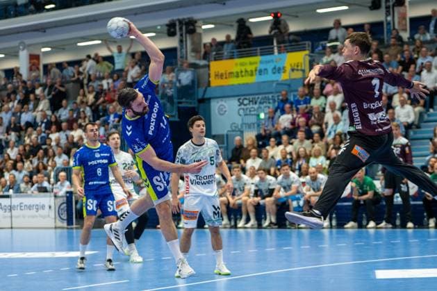 Teitur Oern Einarsson, Rueckraum, (VfL Gummersbach 14), Julian Buchele, Torwart, (Frisch Auf Goeppingen 1), VfL Gummersbach vs. Frisch Auf! Goeppingen, Daikin Handball Bundesliga, Herren , 30. Spieltag, 30.04.2026 Gummersbach NRW Deutschland