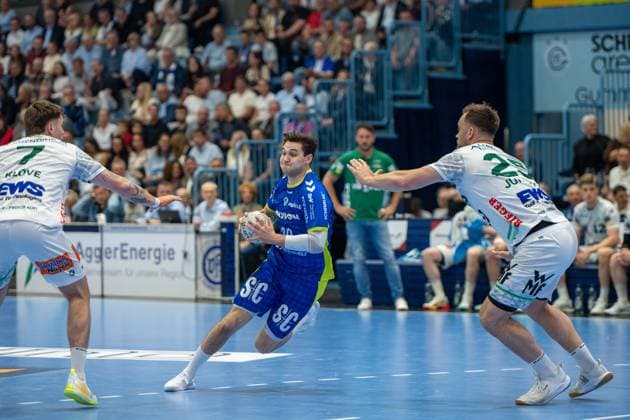 Ludwig Hallbaeck, Rueckraum, (VfL Gummersbach 20), Victor Kloeve, Rueckraum, (Frisch Auf Goeppingen 7), VfL Gummersbach vs. Frisch Auf! Goeppingen, Daikin Handball Bundesliga, Herren , 30. Spieltag, 30.04.2026 Gummersbach NRW Deutschland