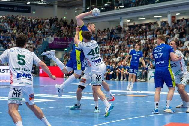 Kentin Mahà , Rueckraum, (VfL Gummersbach 22), Elias Newel, Rueckraum, (Frisch Auf Goeppingen 40), VfL Gummersbach vs. Frisch Auf! Goeppingen, Daikin Handball Bundesliga, Herren , 30. Spieltag, 30.04.2026 Gummersbach NRW Deutschland