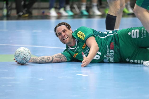 Handball DAIKIN HBL, SC DHfK Leipzig - HC Erlangen; 30.04.2026 Dean Bombac (67, SC DHfK Leipzig) liegt am Boden. Handball, DAIKIN HBL, 1. Bundesliga, Saison 2025 2026, 30. Spieltag: SC DHfK Leipzig vs. HC Erlangen am 30.04.2026 in der Quarterback Immobilien Arena Leipzig. Copyright: xBEAUTIFULxSPORTS JanxKaeferx