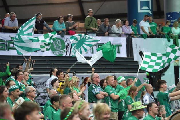 Handball DAIKIN HBL, SC DHfK Leipzig - HC Erlangen; 30.04.2026 Tor-Jubel in DHfK-Fanblock mit grün-weißen Fahnen, Stimmung. Handball, DAIKIN HBL, 1. Bundesliga, Saison 2025 2026, 30. Spieltag: SC DHfK Leipzig vs. HC Erlangen am 30.04.2026 in der Quarterback Immobilien Arena Leipzig. Copyright: xBEAUTIFULxSPORTS JanxKaeferx