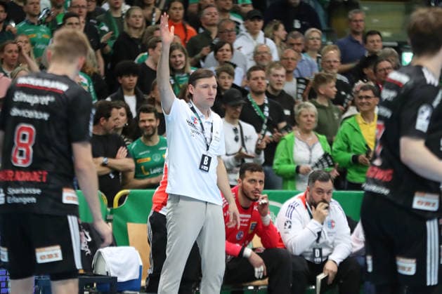 Handball DAIKIN HBL, SC DHfK Leipzig - HC Erlangen; 30.04.2026 Trainer Johannes Sellin (HC Erlangen). Handball, DAIKIN HBL, 1. Bundesliga, Saison 2025 2026, 30. Spieltag: SC DHfK Leipzig vs. HC Erlangen am 30.04.2026 in der Quarterback Immobilien Arena Leipzig. Copyright: xBEAUTIFULxSPORTS JanxKaeferx