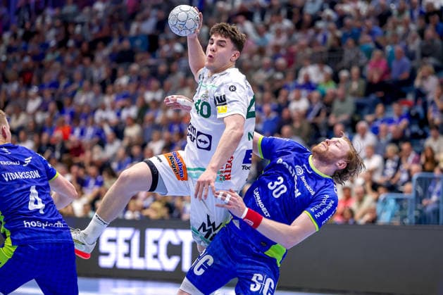 30.04.2026, Handball, 1. HBL, VfL Gummersbach - Frisch Auf! Göppingen, Saison 2025 2026 Herren, Schwalbe-Arena: Elias Newel (Frisch Auf Göppingen 40) wirft den Ball auf das Tor im Zweikampf gegen Tom Kiesler (VfL Gummersbach 30) Nordrhein-Westfalen Deutschland