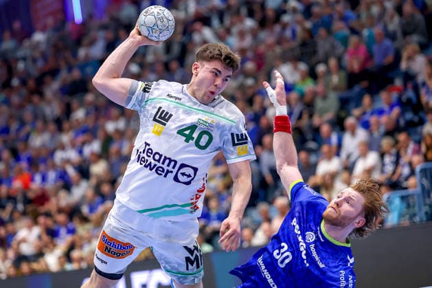 30.04.2026, Handball, 1. HBL, VfL Gummersbach - Frisch Auf! Göppingen, Saison 2025 2026 Herren, Schwalbe-Arena: Elias Newel (Frisch Auf Göppingen 40) wirft den Ball auf das Tor im Zweikampf gegen Tom Kiesler (VfL Gummersbach 30) Nordrhein-Westfalen Deutschland