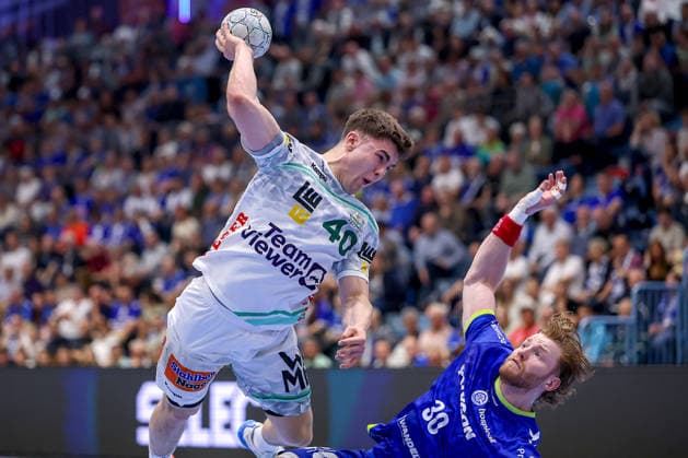 30.04.2026, Handball, 1. HBL, VfL Gummersbach - Frisch Auf! Göppingen, Saison 2025 2026 Herren, Schwalbe-Arena: Elias Newel (Frisch Auf Göppingen 40) wirft den Ball auf das Tor im Zweikampf gegen Tom Kiesler (VfL Gummersbach 30) Nordrhein-Westfalen Deutschland