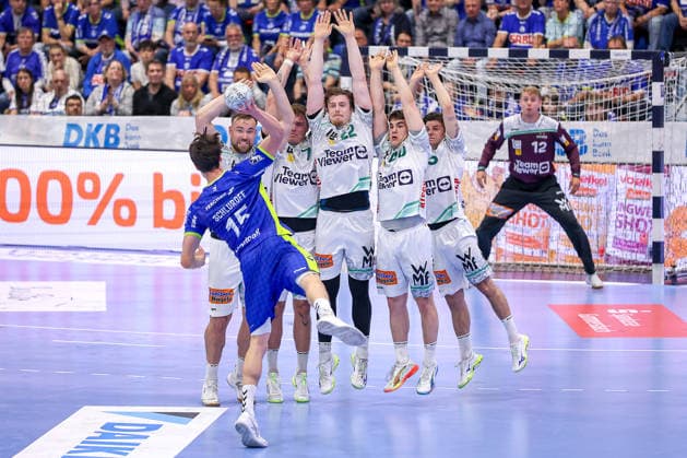 30.04.2026, Handball, 1. HBL, VfL Gummersbach - Frisch Auf! Göppingen, Saison 2025 2026 Herren, Schwalbe-Arena: Die Göppinger Mauer verteidigt beim Freiwurf von Miro Schluroff (VfL Gummersbach 15) das Tor Ludvig Aström (Frisch Auf Göppingen 25) Victor Klove (Frisch Auf Göppingen 07) Erik Persson (Frisch Auf Göppingen 22) Elias Newel (Frisch Auf Göppingen 40) Rutger ten Velde (Frisch Auf Göppingen 05) Nordrhein-Westfalen Deutschland