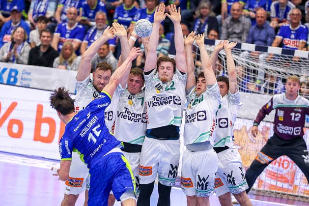 30.04.2026, Handball, 1. HBL, VfL Gummersbach - Frisch Auf! Göppingen, Saison 2025 2026 Herren, Schwalbe-Arena: Die Göppinger Mauer verteidigt beim Freiwurf von Miro Schluroff (VfL Gummersbach 15) das Tor Ludvig Aström (Frisch Auf Göppingen 25) Victor Klove (Frisch Auf Göppingen 07) Erik Persson (Frisch Auf Göppingen 22) Elias Newel (Frisch Auf Göppingen 40) Rutger ten Velde (Frisch Auf Göppingen 05) Nordrhein-Westfalen Deutschland