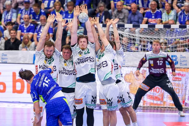 30.04.2026, Handball, 1. HBL, VfL Gummersbach - Frisch Auf! Göppingen, Saison 2025 2026 Herren, Schwalbe-Arena: Die Göppinger Mauer verteidigt beim Freiwurf von Miro Schluroff (VfL Gummersbach 15) das Tor Ludvig Aström (Frisch Auf Göppingen 25) Victor Klove (Frisch Auf Göppingen 07) Erik Persson (Frisch Auf Göppingen 22) Elias Newel (Frisch Auf Göppingen 40) Rutger ten Velde (Frisch Auf Göppingen 05) Nordrhein-Westfalen Deutschland