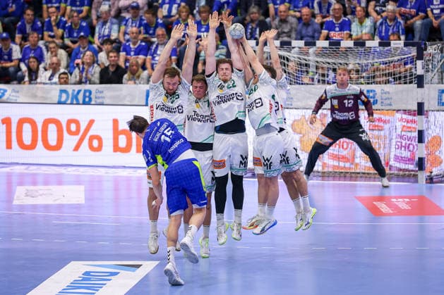 30.04.2026, Handball, 1. HBL, VfL Gummersbach - Frisch Auf! Göppingen, Saison 2025 2026 Herren, Schwalbe-Arena: Die Göppinger Mauer verteidigt beim Freiwurf von Miro Schluroff (VfL Gummersbach 15) das Tor Ludvig Aström (Frisch Auf Göppingen 25) Victor Klove (Frisch Auf Göppingen 07) Erik Persson (Frisch Auf Göppingen 22) Elias Newel (Frisch Auf Göppingen 40) Rutger ten Velde (Frisch Auf Göppingen 05) Nordrhein-Westfalen Deutschland