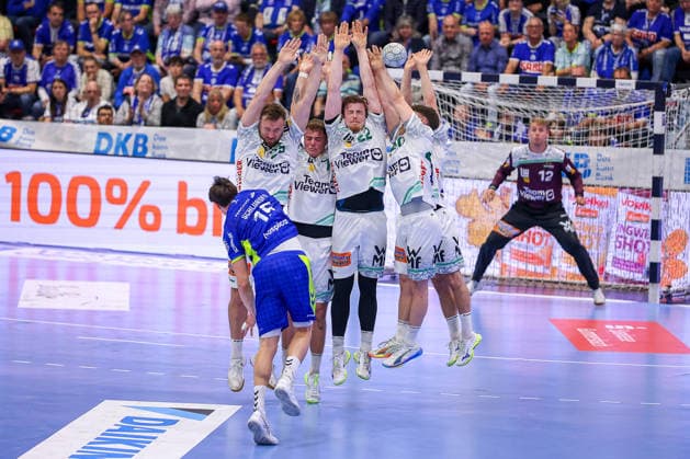 30.04.2026, Handball, 1. HBL, VfL Gummersbach - Frisch Auf! Göppingen, Saison 2025 2026 Herren, Schwalbe-Arena: Die Göppinger Mauer verteidigt beim Freiwurf von Miro Schluroff (VfL Gummersbach 15) das Tor Ludvig Aström (Frisch Auf Göppingen 25) Victor Klove (Frisch Auf Göppingen 07) Erik Persson (Frisch Auf Göppingen 22) Elias Newel (Frisch Auf Göppingen 40) Rutger ten Velde (Frisch Auf Göppingen 05) Nordrhein-Westfalen Deutschland