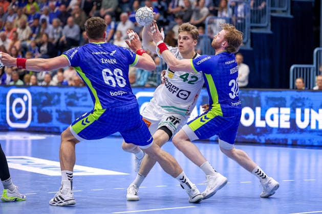 30.04.2026, Handball, 1. HBL, VfL Gummersbach - Frisch Auf! Göppingen, Saison 2025 2026 Herren, Schwalbe-Arena: xg42 wirft den Ball auf das Tor gegen Stepan Zeman (VfL Gummersbach 66) Tom Kiesler (VfL Gummersbach 30) Nordrhein-Westfalen Deutschland