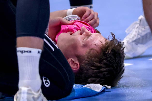 30.04.2026, Handball, 1. HBL, VfL Gummersbach - Frisch Auf! Göppingen, Saison 2025 2026 Herren, Schwalbe-Arena: Oskar Neudeck (Frisch Auf Göppingen 02) liegt nach einem Schlag ins Gesicht mit Schmerzen auf dem Spielfeld Nordrhein-Westfalen Deutschland