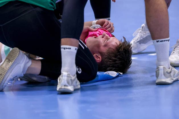 30.04.2026, Handball, 1. HBL, VfL Gummersbach - Frisch Auf! Göppingen, Saison 2025 2026 Herren, Schwalbe-Arena: Oskar Neudeck (Frisch Auf Göppingen 02) liegt nach einem Schlag ins Gesicht mit Schmerzen auf dem Spielfeld Nordrhein-Westfalen Deutschland
