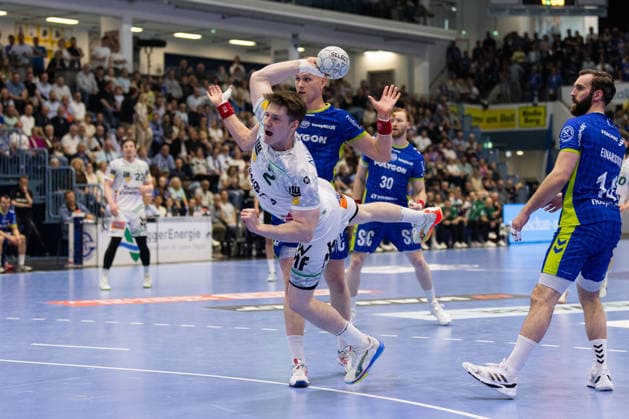 Oskar NEUDECK (FRISCH AUF! Goeppingen, 02) erzielt ein Tor, Aktion, Torwurf GER, VfL Gummersbach vs. FRISCH AUF! Goeppingen, Handball, Bundesliga, 30. Spieltag, Spielzeit 2025 2026, 30.04.2026, GER, VfL Gummersbach vs. FRISCH AUF! Goeppingen, Handball, Bundesliga, 30. Spieltag, Spielzeit 2025 2026, 30.04.2026, Gummersbach Copyright: xEibnerxPressefoto OliverxSchmidtx EP_OST