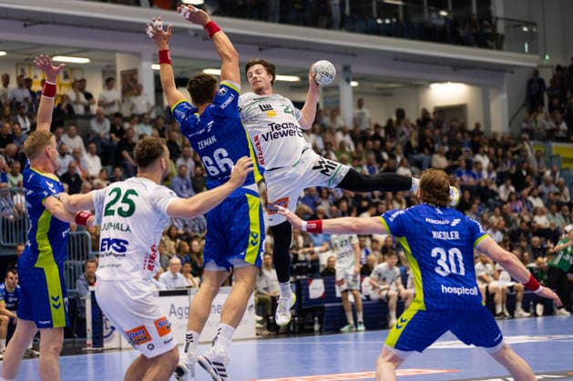 Erik PERSSON (FRISCH AUF! Goeppingen, 22) erzielt ein Tor, Aktion, Torwurf GER, VfL Gummersbach vs. FRISCH AUF! Goeppingen, Handball, Bundesliga, 30. Spieltag, Spielzeit 2025 2026, 30.04.2026, GER, VfL Gummersbach vs. FRISCH AUF! Goeppingen, Handball, Bundesliga, 30. Spieltag, Spielzeit 2025 2026, 30.04.2026, Gummersbach Copyright: xEibnerxPressefoto OliverxSchmidtx EP_OST