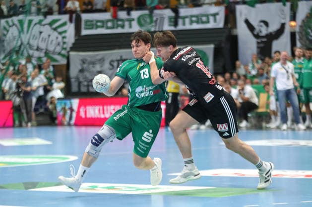 Handball DAIKIN HBL, SC DHfK Leipzig - HC Erlangen; 30.04.2026 Matej Klima (13, SC DHfK Leipzig) wird von Florian Scheerer (10, HC Erlangen) gepackt. Handball, DAIKIN HBL, 1. Bundesliga, Saison 2025 2026, 30. Spieltag: SC DHfK Leipzig vs. HC Erlangen am 30.04.2026 in der Quarterback Immobilien Arena Leipzig. Copyright: xBEAUTIFULxSPORTS JanxKaeferx
