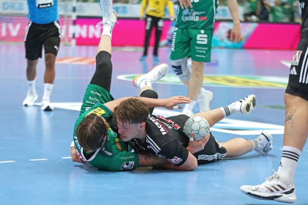 Handball DAIKIN HBL, SC DHfK Leipzig - HC Erlangen; 30.04.2026 Dean Bombac (67, SC DHfK Leipzig) und Florian Scheerer (10, HC Erlangen) gehen gemeinsam zu Boden. Handball, DAIKIN HBL, 1. Bundesliga, Saison 2025 2026, 30. Spieltag: SC DHfK Leipzig vs. HC Erlangen am 30.04.2026 in der Quarterback Immobilien Arena Leipzig. Copyright: xBEAUTIFULxSPORTS JanxKaeferx