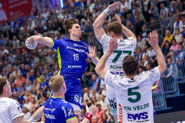 30.04.2026, Handball, 1. HBL, VfL Gummersbach - Frisch Auf! Göppingen, Saison 2025 2026 Herren, Schwalbe-Arena: Miro Schluroff (VfL Gummersbach 15) wirft den Ball auf das Tor gegen David Schmidt (Frisch Auf Göppingen 77) Rutger ten Velde (Frisch Auf Göppingen 05) Nordrhein-Westfalen Deutschland