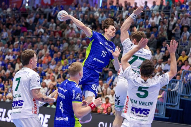 30.04.2026, Handball, 1. HBL, VfL Gummersbach - Frisch Auf! Göppingen, Saison 2025 2026 Herren, Schwalbe-Arena: Miro Schluroff (VfL Gummersbach 15) wirft den Ball auf das Tor gegen David Schmidt (Frisch Auf Göppingen 77) Rutger ten Velde (Frisch Auf Göppingen 05) Nordrhein-Westfalen Deutschland