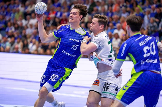 30.04.2026, Handball, 1. HBL, VfL Gummersbach - Frisch Auf! Göppingen, Saison 2025 2026 Herren, Schwalbe-Arena: Miro Schluroff (VfL Gummersbach 15) wird von David Schmidt (Frisch Auf Göppingen 77) festgemacht Nordrhein-Westfalen Deutschland