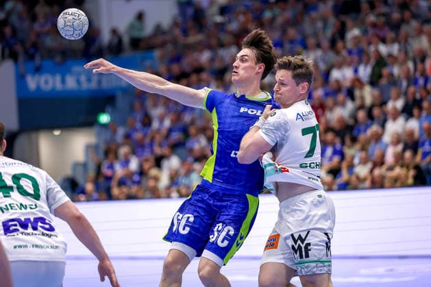 30.04.2026, Handball, 1. HBL, VfL Gummersbach - Frisch Auf! Göppingen, Saison 2025 2026 Herren, Schwalbe-Arena: Miro Schluroff (VfL Gummersbach 15) wird von David Schmidt (Frisch Auf Göppingen 77) festgemacht Nordrhein-Westfalen Deutschland