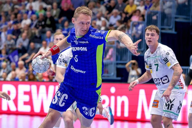 30.04.2026, Handball, 1. HBL, VfL Gummersbach - Frisch Auf! Göppingen, Saison 2025 2026 Herren, Schwalbe-Arena: Tilen Kodrin (VfL Gummersbach 05) wirft den Ball auf das Tor Nordrhein-Westfalen Deutschland
