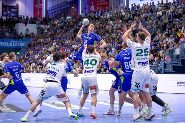 30.04.2026, Handball, 1. HBL, VfL Gummersbach - Frisch Auf! Göppingen, Saison 2025 2026 Herren, Schwalbe-Arena: Miro Schluroff (VfL Gummersbach 15) wirft den Ball auf das Tor gegen Ludvig Aström (Frisch Auf Göppingen 25) Elias Newel (Frisch Auf Göppingen 40) Nordrhein-Westfalen Deutschland
