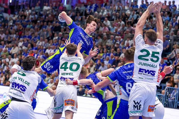 30.04.2026, Handball, 1. HBL, VfL Gummersbach - Frisch Auf! Göppingen, Saison 2025 2026 Herren, Schwalbe-Arena: Miro Schluroff (VfL Gummersbach 15) wirft den Ball auf das Tor gegen Ludvig Aström (Frisch Auf Göppingen 25) Elias Newel (Frisch Auf Göppingen 40) Nordrhein-Westfalen Deutschland