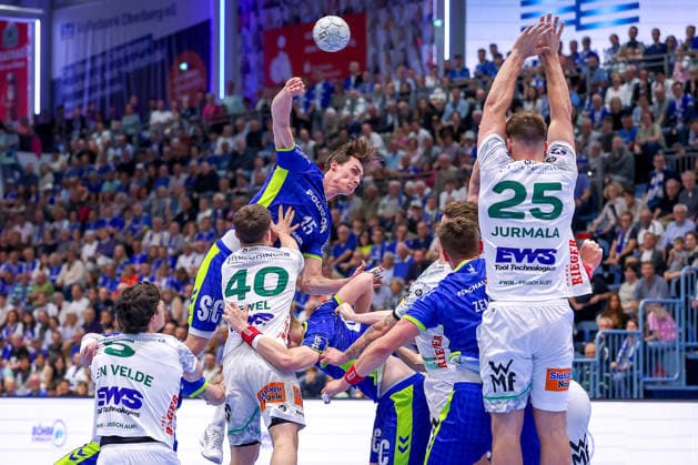 30.04.2026, Handball, 1. HBL, VfL Gummersbach - Frisch Auf! Göppingen, Saison 2025 2026 Herren, Schwalbe-Arena: Miro Schluroff (VfL Gummersbach 15) wirft den Ball auf das Tor gegen Ludvig Aström (Frisch Auf Göppingen 25) Elias Newel (Frisch Auf Göppingen 40) Nordrhein-Westfalen Deutschland