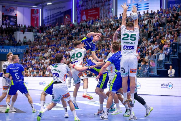 30.04.2026, Handball, 1. HBL, VfL Gummersbach - Frisch Auf! Göppingen, Saison 2025 2026 Herren, Schwalbe-Arena: Miro Schluroff (VfL Gummersbach 15) wirft den Ball auf das Tor gegen Ludvig Aström (Frisch Auf Göppingen 25) Elias Newel (Frisch Auf Göppingen 40) Nordrhein-Westfalen Deutschland