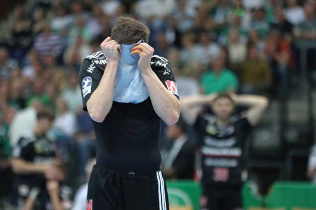 Handball DAIKIN HBL, SC DHfK Leipzig - HC Erlangen; 30.04.2026 Christoph Steinert (44, HC Erlangen) verbirgt sein Gesicht hinterm Trikot. Enttäuschung, Niederlage. Handball, DAIKIN HBL, 1. Bundesliga, Saison 2025 2026, 30. Spieltag: SC DHfK Leipzig vs. HC Erlangen am 30.04.2026 in der Quarterback Immobilien Arena Leipzig. Copyright: xBEAUTIFULxSPORTS JanxKaeferx