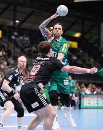 Leipzig, 30.04.2026, Arena Leipzig, Handball, Bundesliga, 30.Spieltag , SC DHfK Leipzig vs. HC Erlangen , Im Bild von vorn; Florian Scheerer ( 10, Erlangen), Dean Bombac ( 67, DHfK). , Nur zur redaktionellen Nutzung. Only editorial use. , DHB HBL regulations prohibit any use of photographs as image sequences and or quasi-video. ,