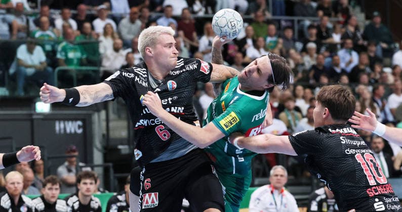 Leipzig, 30.04.2026, Arena Leipzig, Handball, Bundesliga, 30.Spieltag , SC DHfK Leipzig vs. HC Erlangen , Im Bild von links;Marek Nissen ( 6, Erlangen), Dean Bombac ( 67, DHfK), Florian Scheerer ( 10, Erlangen) . , Nur zur redaktionellen Nutzung. Only editorial use. , DHB HBL regulations prohibit any use of photographs as image sequences and or quasi-video. ,