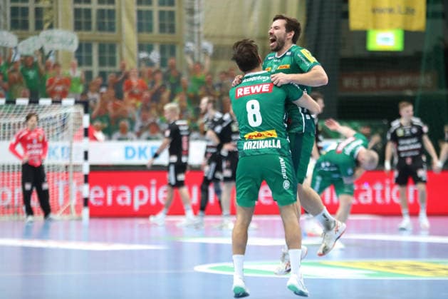 Handball DAIKIN HBL, SC DHfK Leipzig - HC Erlangen; 30.04.2026 Lukas Binder (11, SC DHfK Leipzig) jubelt mit Lucas Krzikalla (8, SC DHfK Leipzig) über den Heim-Sieg. Handball, DAIKIN HBL, 1. Bundesliga, Saison 2025 2026, 30. Spieltag: SC DHfK Leipzig vs. HC Erlangen am 30.04.2026 in der Quarterback Immobilien Arena Leipzig. Copyright: xBEAUTIFULxSPORTS JanxKaeferx