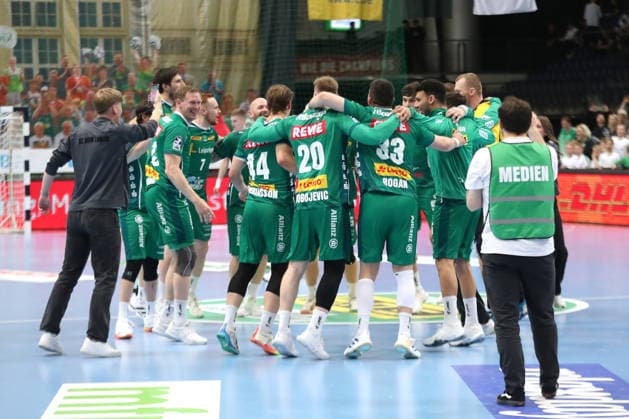 Handball DAIKIN HBL, SC DHfK Leipzig - HC Erlangen; 30.04.2026 Das Team des SC DHfK Leipzig bejubelt gemeinsam seinen Heim-Sieg. Handball, DAIKIN HBL, 1. Bundesliga, Saison 2025 2026, 30. Spieltag: SC DHfK Leipzig vs. HC Erlangen am 30.04.2026 in der Quarterback Immobilien Arena Leipzig. Copyright: xBEAUTIFULxSPORTS JanxKaeferx