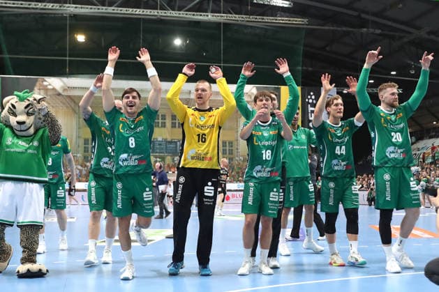 Handball DAIKIN HBL, SC DHfK Leipzig - HC Erlangen; 30.04.2026 Das Team des SC DHfK Leipzig bejubelt seinen Sieg vor dem Fan-Block. Jubel, Freude. Handball, DAIKIN HBL, 1. Bundesliga, Saison 2025 2026, 30. Spieltag: SC DHfK Leipzig vs. HC Erlangen am 30.04.2026 in der Quarterback Immobilien Arena Leipzig. Copyright: xBEAUTIFULxSPORTS JanxKaeferx