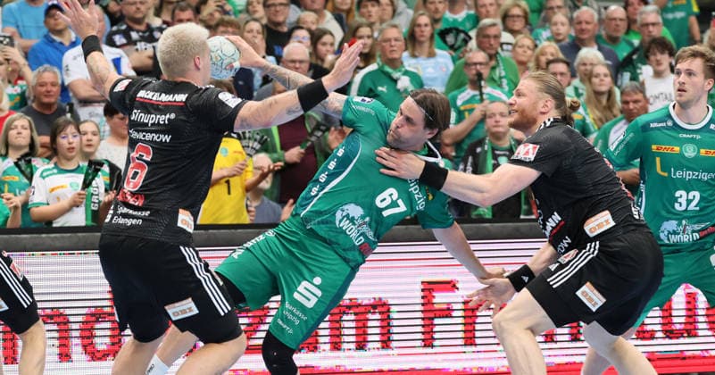 Leipzig, 30.04.2026, Arena Leipzig, Handball, Bundesliga, 30.Spieltag , SC DHfK Leipzig vs. HC Erlangen , Im Bild von links; Marek Nissen ( 6, Erlangen), Dean Bombac ( 67, DHfK), Maciej Gebala ( 77, Erlangen). , Nur zur redaktionellen Nutzung. Only editorial use. , DHB HBL regulations prohibit any use of photographs as image sequences and or quasi-video. ,